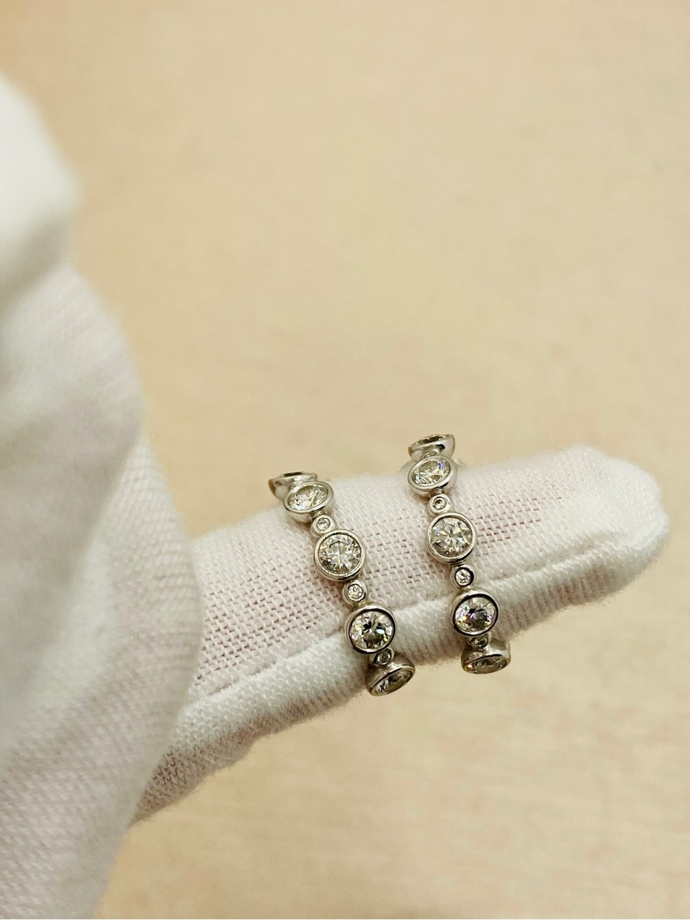 EUC David Yurman White Gold and Platinum Diamond Earrings - Picture 8 of 17